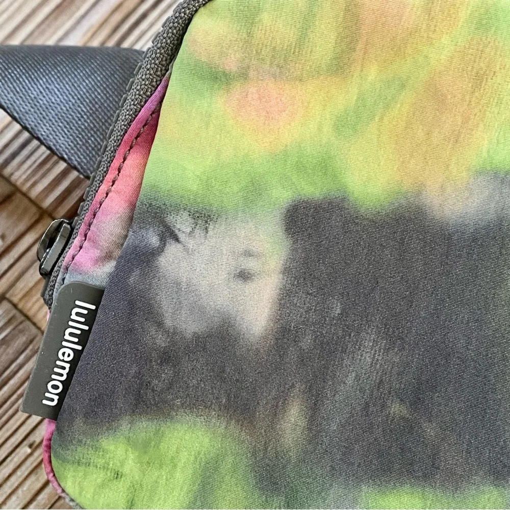 NWT Lululemon Everywhere Belt Bag in Hyper Dye - Picture 10 of 15